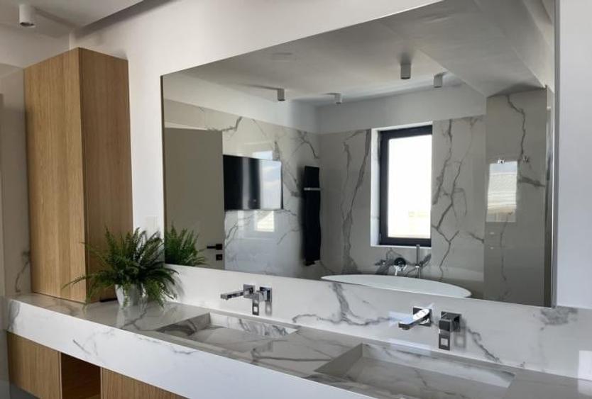 Apartament cu 4 camere semidecomandat, mobilat în Băneasa