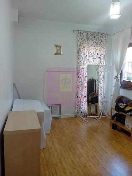 Casă cu 5 camere cu Teren 240 Mp în Tei