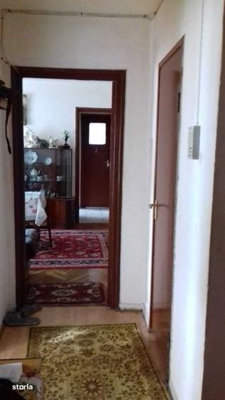 Apartament cu 3 camere semidecomandat în Gojdu