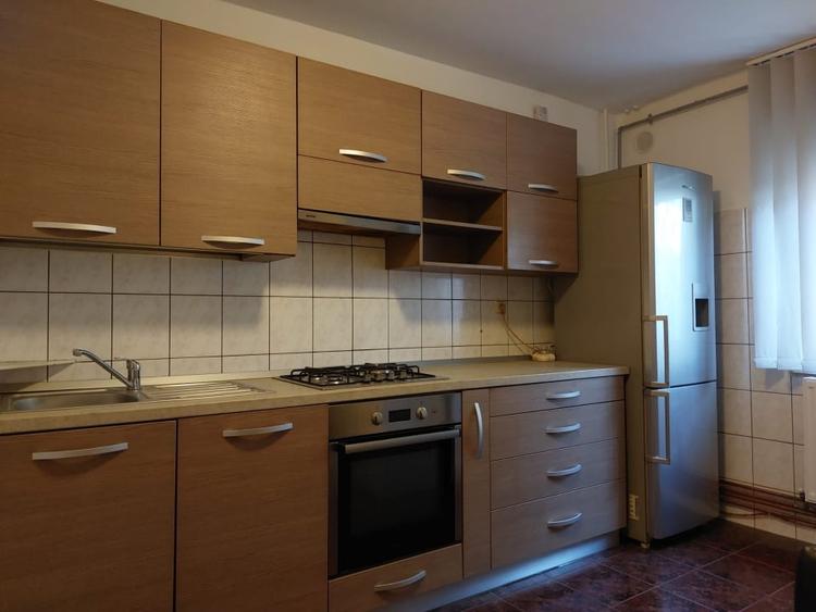 Apartament cu 3 camere decomandat, mobilat în Girocului