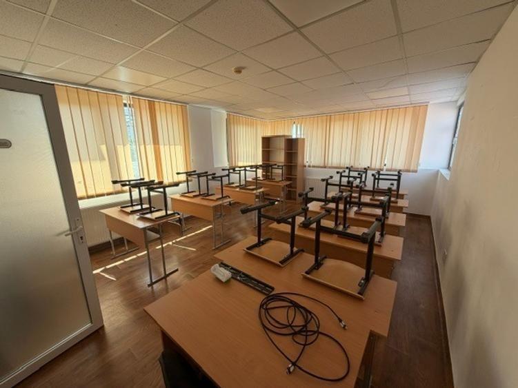Casă individuală cu 13 camere cu Canalizare în Banu Manta