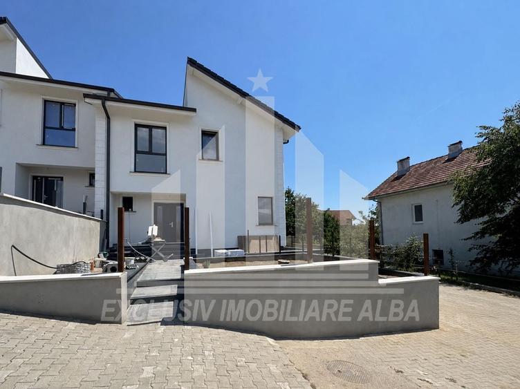 Casă individuală cu 5 camere cu Canalizare în Cetate
