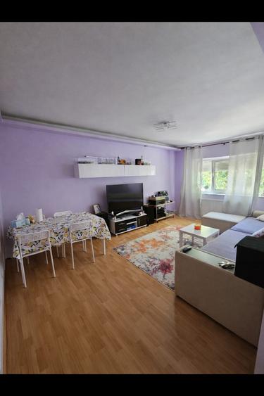 Apartament cu 3 camere, mobilat în Poarta 6