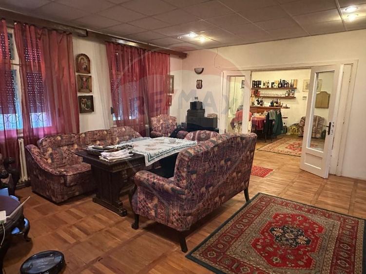 Casă individuală cu 6 camere cu Teren 2200 Mp în Periș