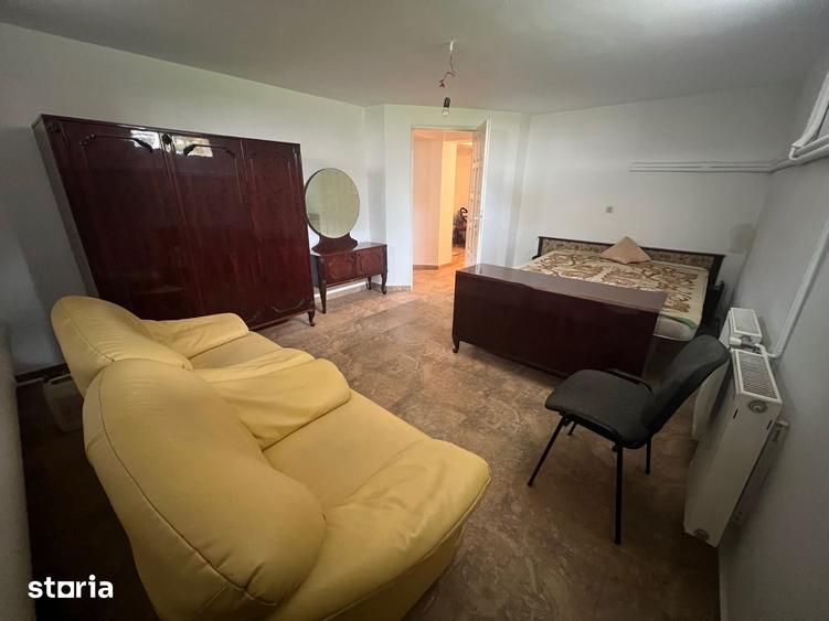 Casă cu 9 camere decomandat cu Teren 3000 Mp în Vladimirescu