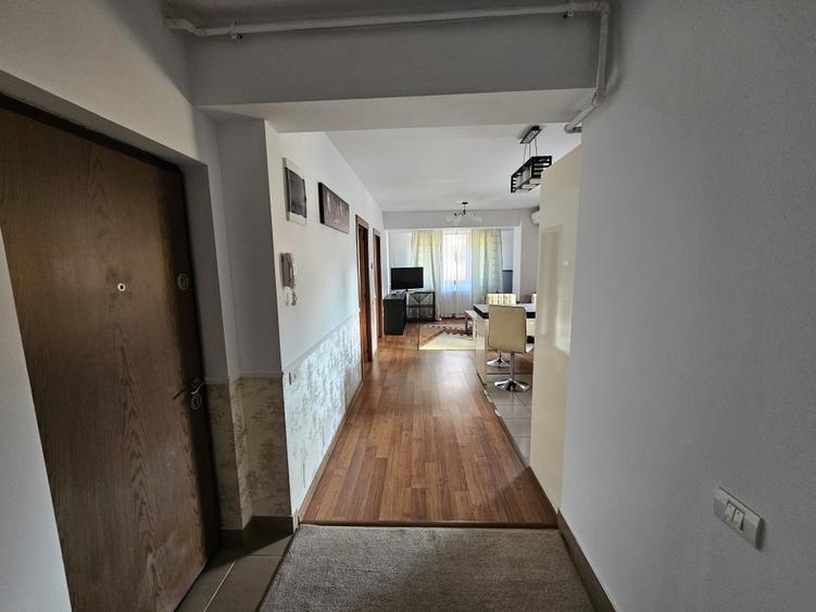 Apartament cu 3 camere semidecomandat în Barbu Văcărescu