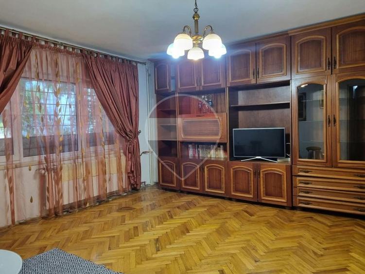 Apartament cu 3 camere semidecomandat în Gara de Est