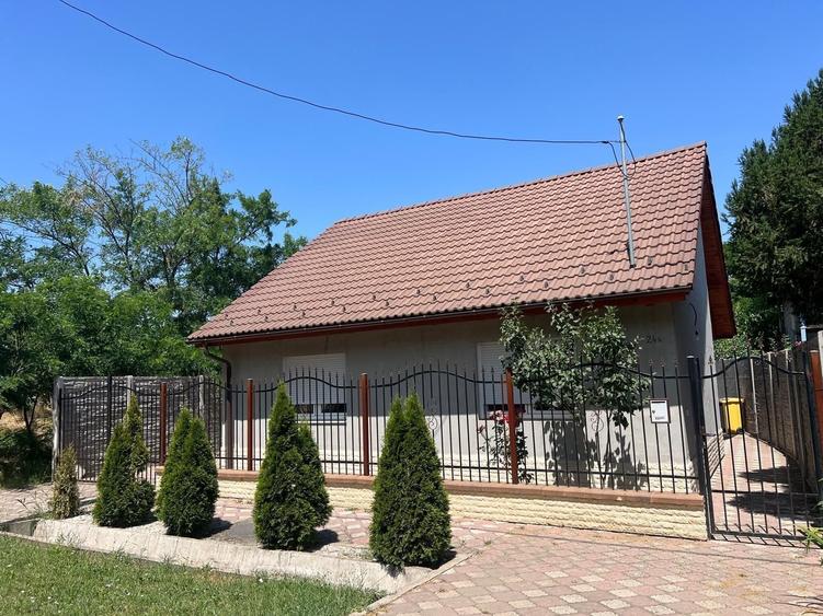 Casă cu 2 camere cu Teren 300 Mp în Central