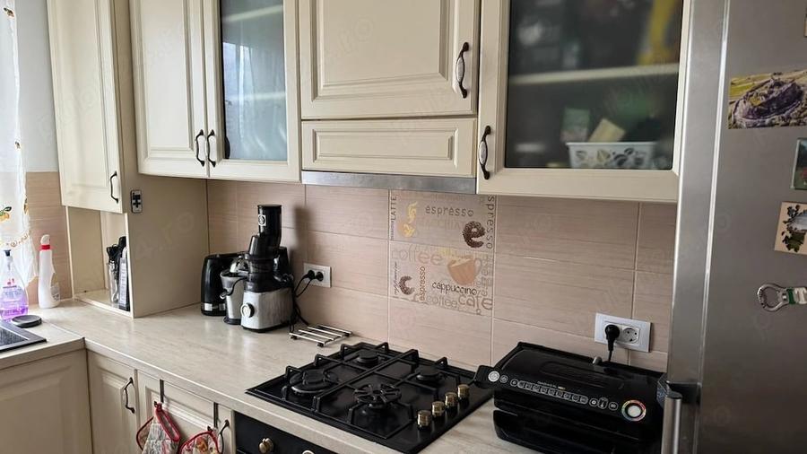 Apartament cu 3 camere decomandat în Tractorul