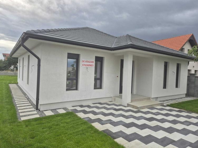 Casă cu 4 camere în Sânleani