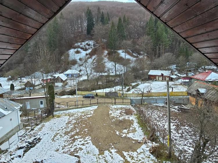 Casă cu 5 camere cu Teren 2500 Mp în Pângărați