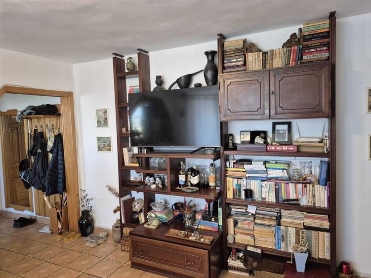 Apartament cu 4 camere semidecomandat în Central