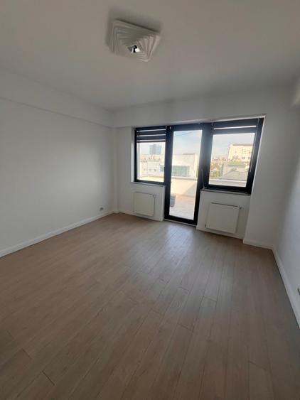 Penthouse cu 3 camere semidecomandat în Dorobanți