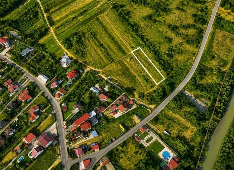 Teren Construcții intravilan de 1537 mp, în Est