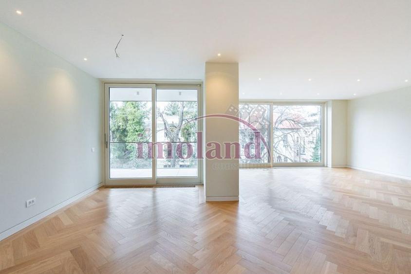 Apartament cu 4 camere decomandat în Dorobanți