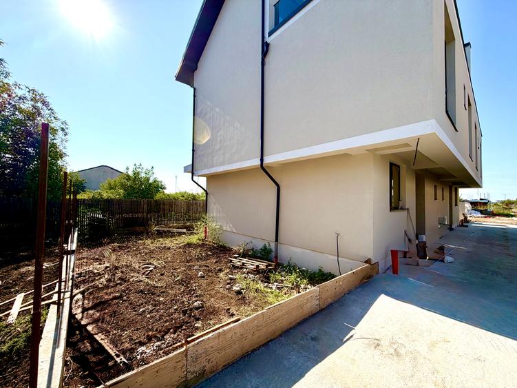 Duplex cu 5 camere cu Canalizare în Sud