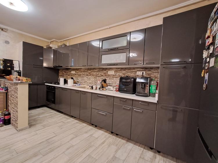 Apartament cu 4 camere semidecomandat, mobilat în Florești