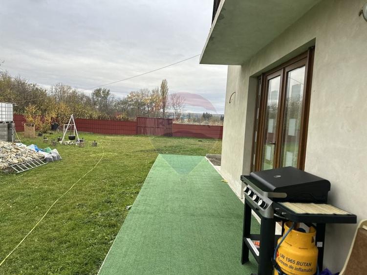 Casă individuală cu 4 camere cu Teren 5000 Mp în Girov