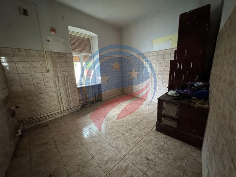 Casă individuală cu 6 camere cu Canalizare în Central