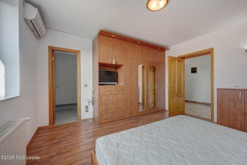 Casă individuală cu 8 camere cu Canalizare în Pipera