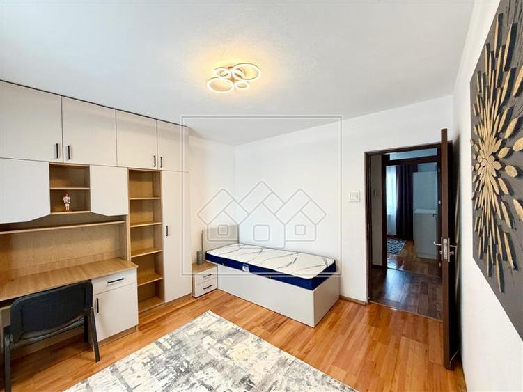 Apartament cu 4 camere decomandat în Central