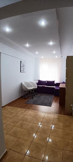 Apartament cu 3 camere semidecomandat în Tineretului