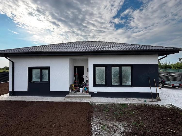 Casă cu Teren 400 Mp în Rediu