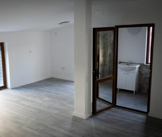 Casă cu 8 camere cu Teren 100 Mp în Timpuri Noi
