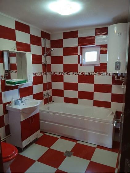 Casă cu 6 camere cu Teren 1600 Mp în Central