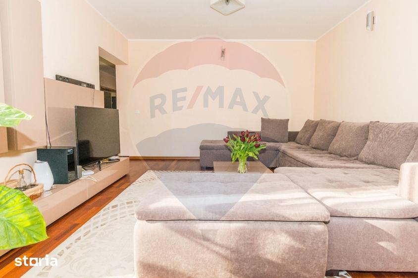 Casă cu 6 camere cu Teren 1071 Mp în Central