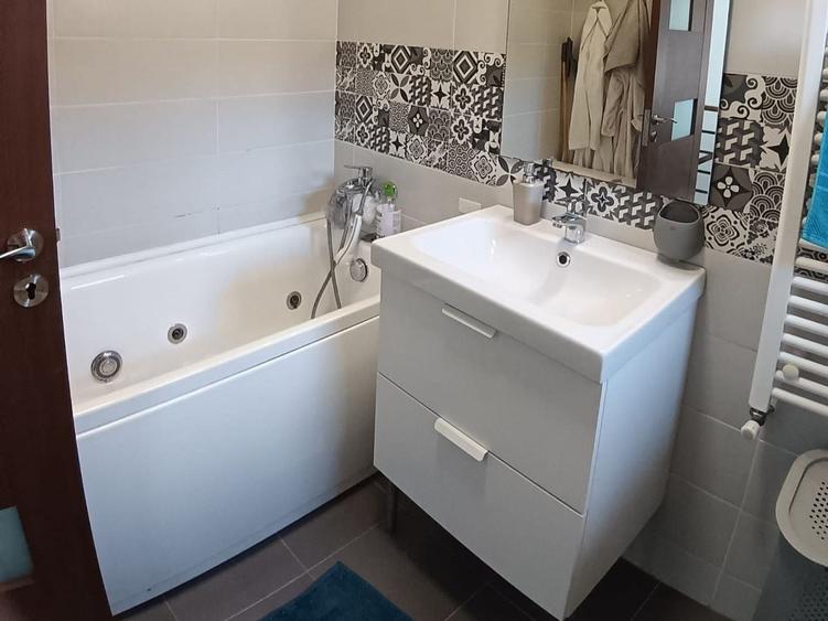 Duplex cu 4 camere cu Canalizare în Sud-Est