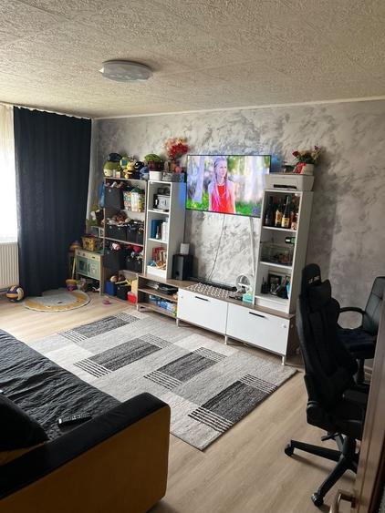 Apartament cu 3 camere decomandat în Exterior Vest