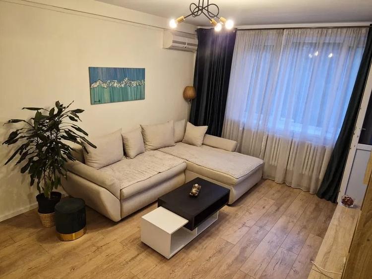 Apartament cu 3 camere semidecomandat în Baba Novac