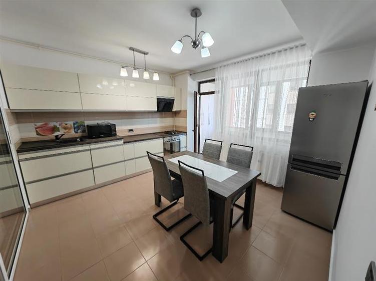 Apartament cu 3 camere semidecomandat, mobilat în Tractorul