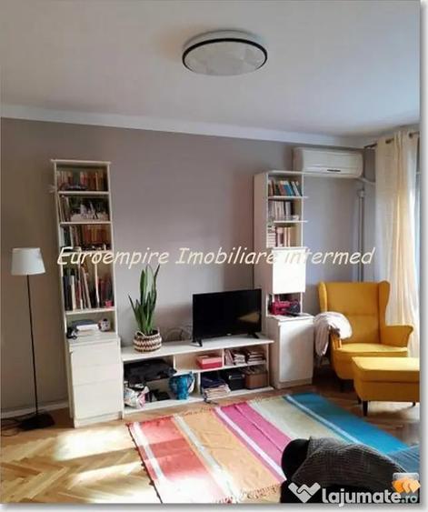 Apartament cu 3 camere semidecomandat în Central