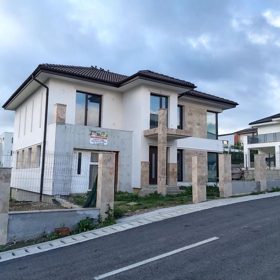 Casă cu 4 camere în Mărăști