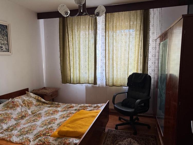 Apartament cu 4 camere semidecomandat în Astra