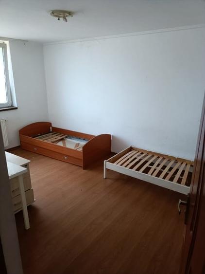 Apartament cu 3 camere semidecomandat în Fundeni
