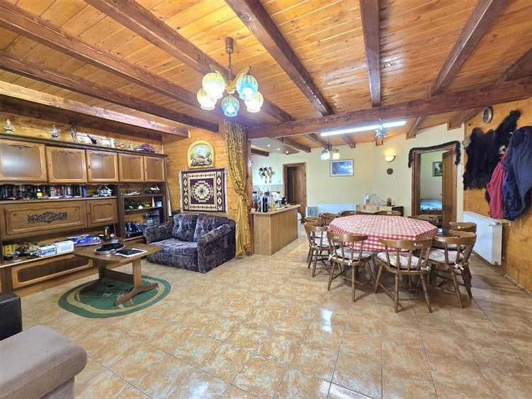 Casă individuală cu 6 camere cu Teren 1761 Mp în Izlaz