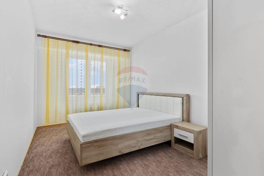 Apartament cu 3 camere decomandat, mobilat în Polivalentă