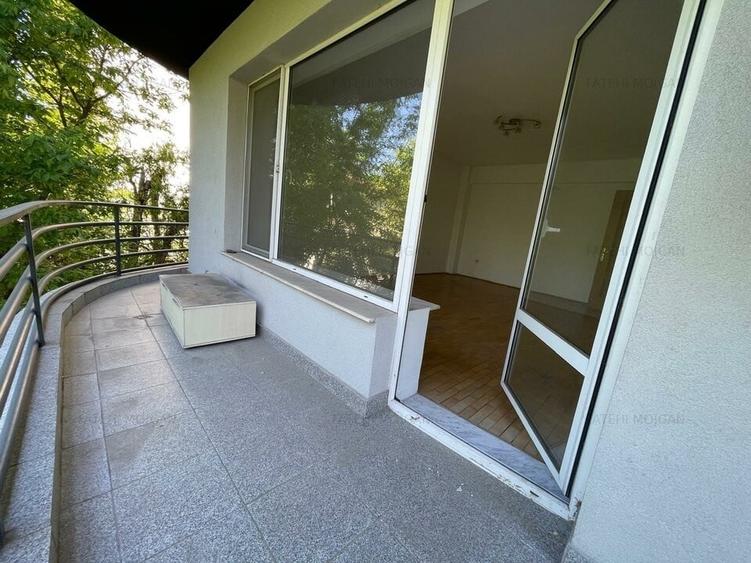 Apartament cu 4 camere semidecomandat, mobilat în Primăverii