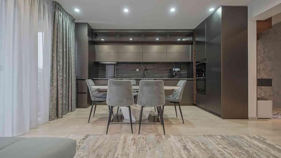 Apartament cu 4 camere decomandat, mobilat în Tractorul