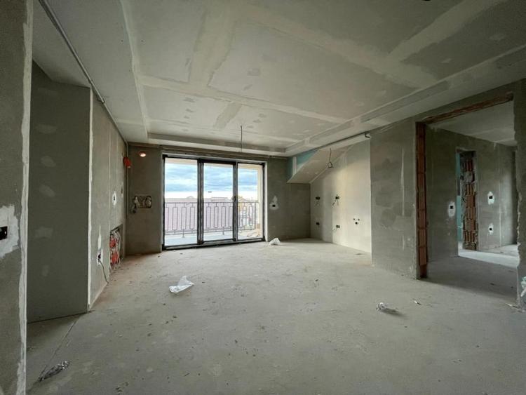 Apartament cu 3 camere semidecomandat în Moșnița Nouă