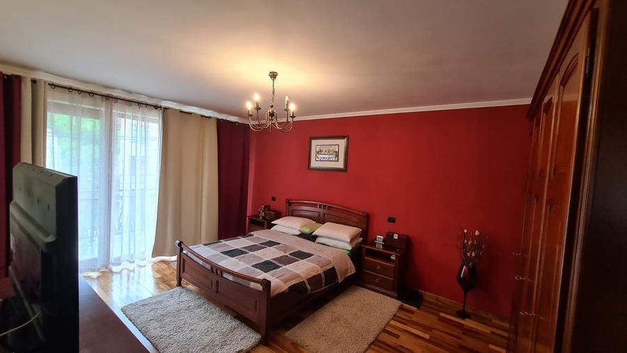 Casă individuală cu 6 camere cu Garaj în Aurel Vlaicu