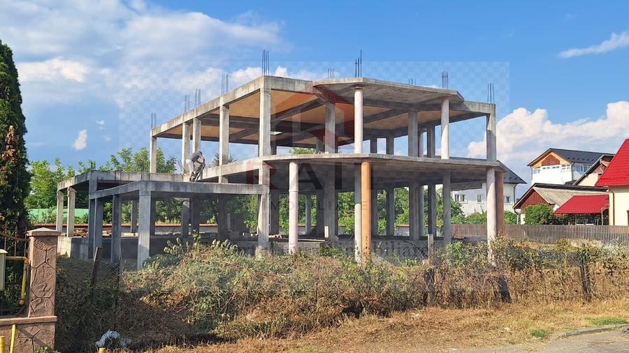 Casă individuală cu 20 camere cu Canalizare în Nord