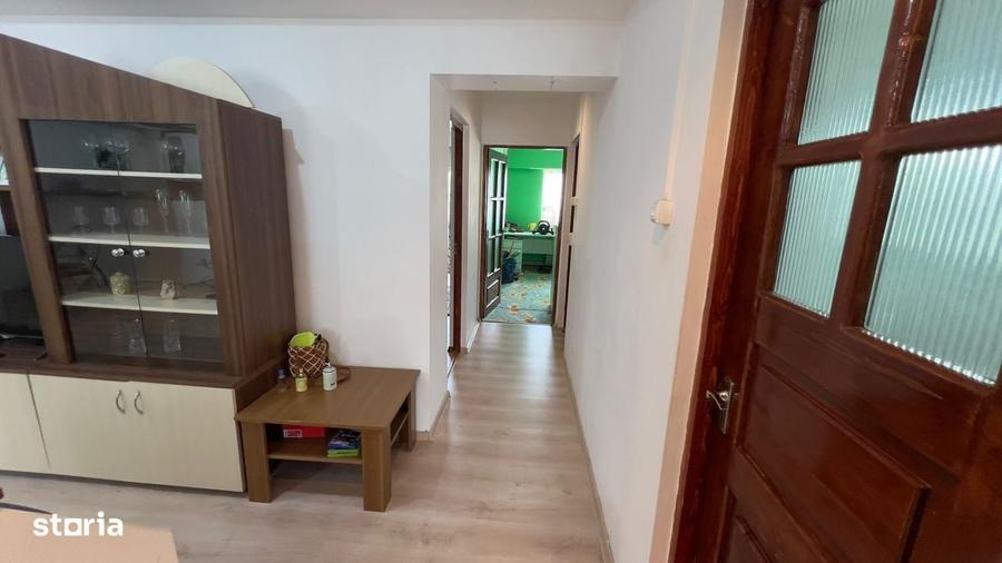 Apartament cu 4 camere decomandat în Petros