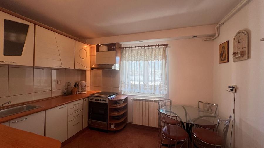 Apartament cu 3 camere decomandat, mobilat în Băneasa