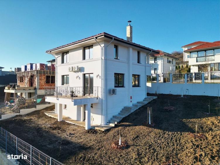 Casă cu 4 camere decomandat în Hlincea