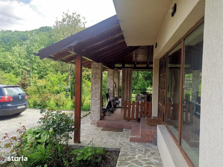 Casă cu 4 camere în Bascov