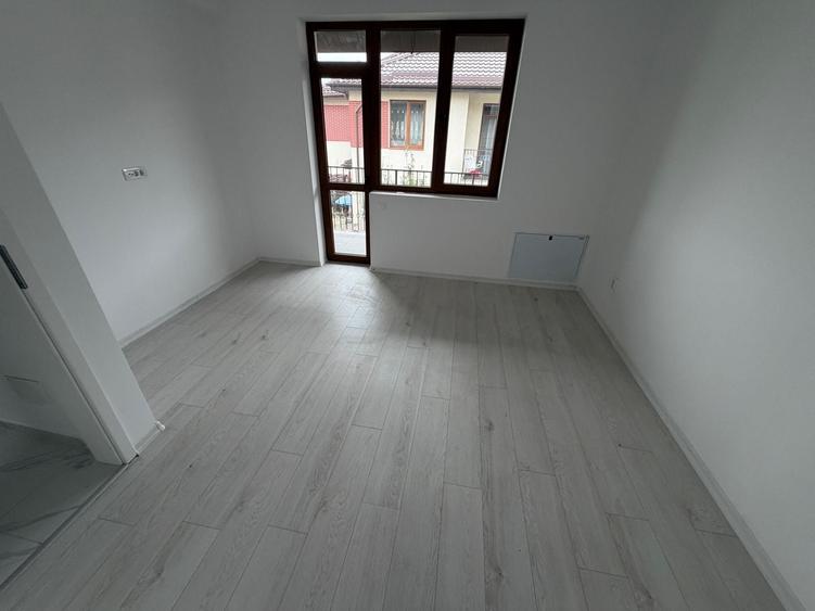 Duplex cu 4 camere cu Canalizare în Central